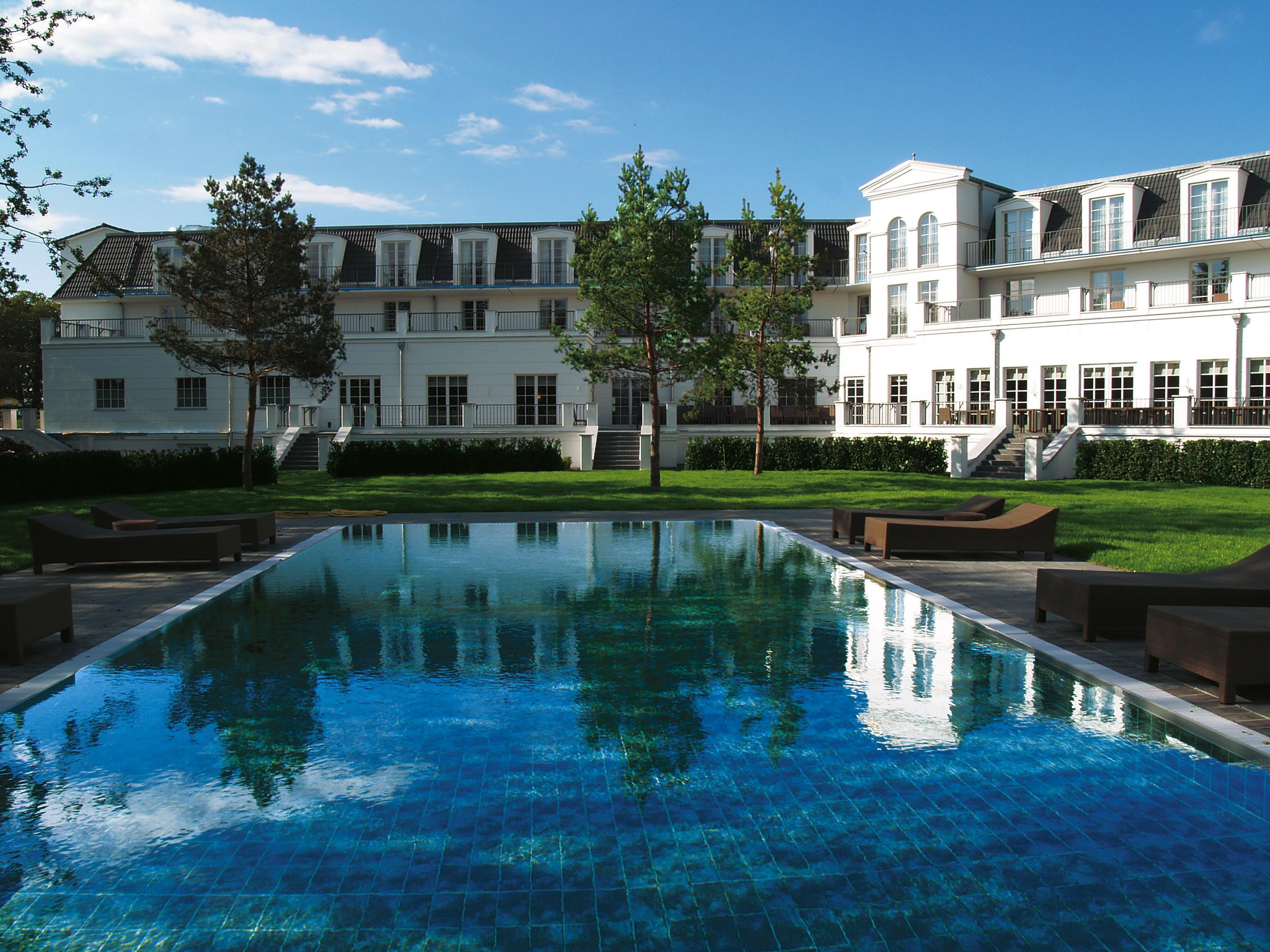 Strandhotel Zingst Ngoại thất bức ảnh The swimming pool at the hotel
