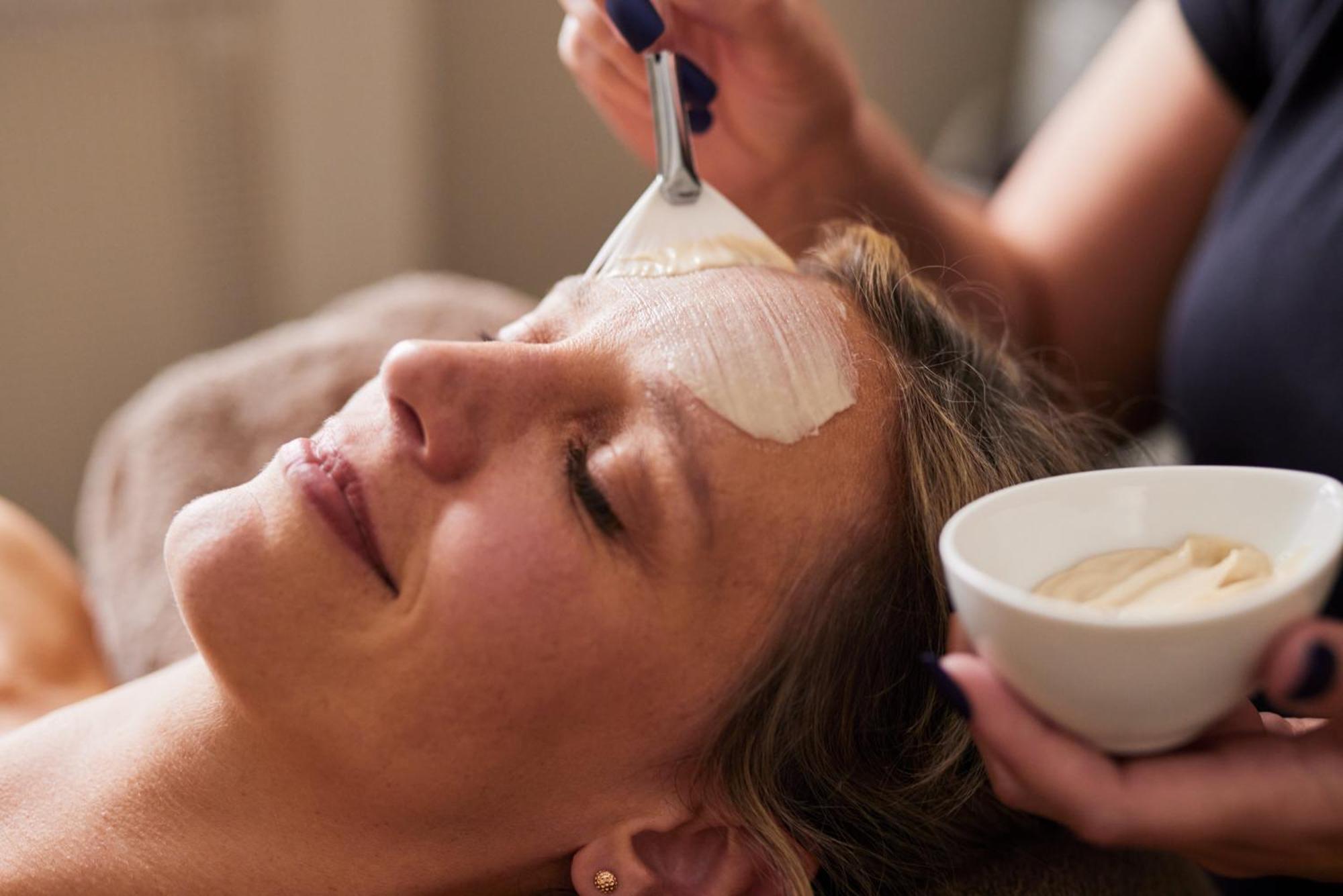 Strandhotel Zingst Ngoại thất bức ảnh A woman receiving a facial